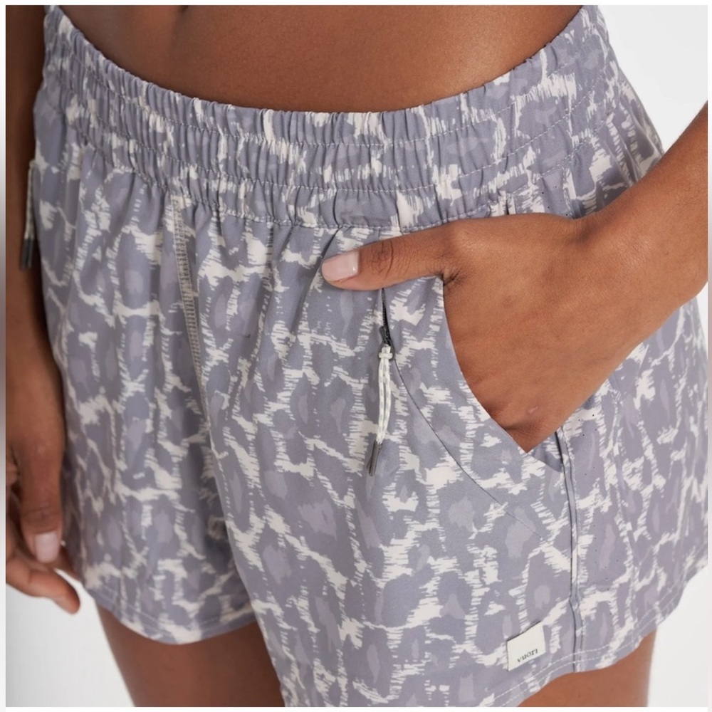 Vuori Dash Shorts in Opal Spots Gray White Women’s Small - Picture 3 of 13